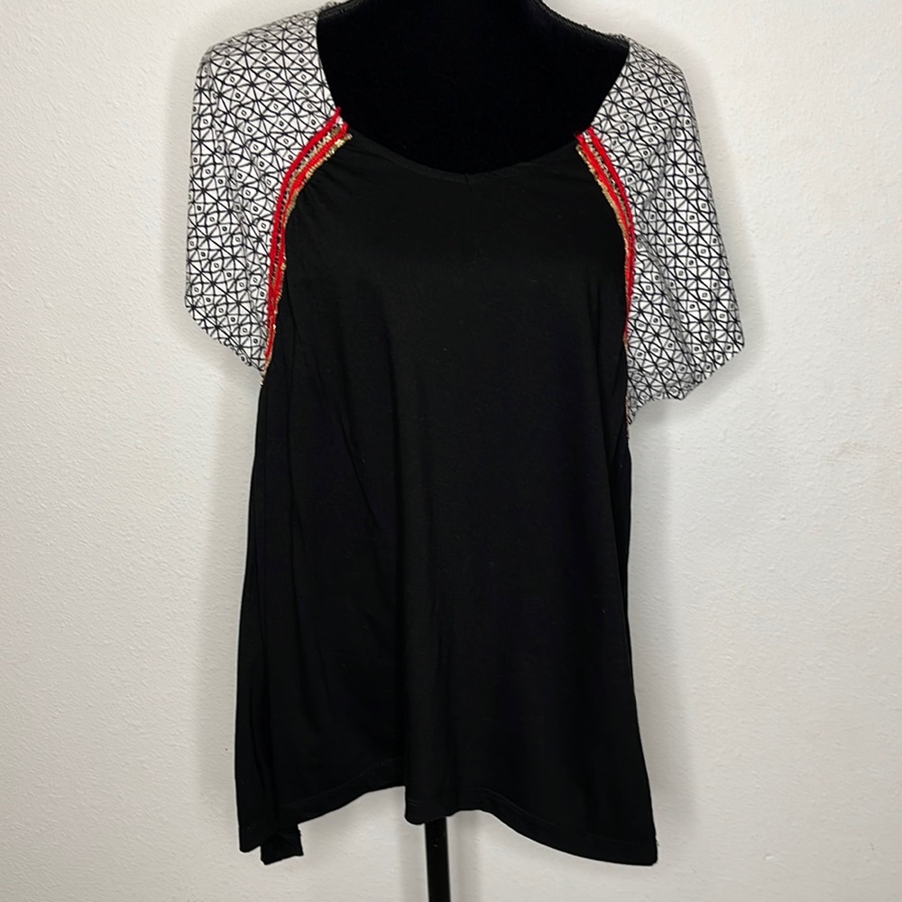 Chico’s size 3 black and white hi-low t-shirt with gold sequin details